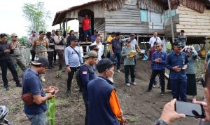 Personil Gabungan TNI-Polri dan Sat Pol PP Amankan Eksekusi lahan di Desa Balanggala