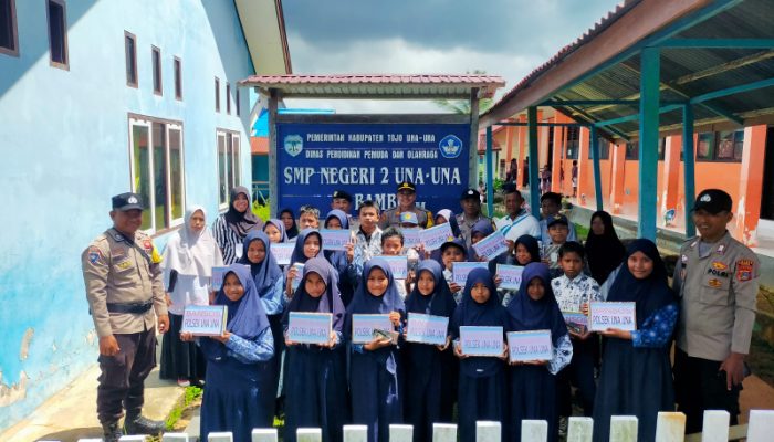 Kapolsek Una Una Beri Bansos Kepada Pelajar Korban Perahu Terbalik