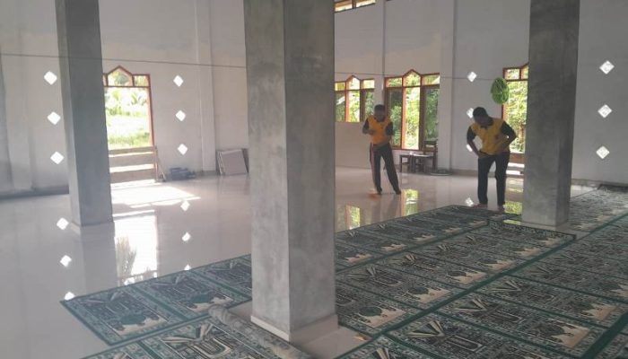 Jumat Bersih, Polsek Ulubongka Bersihkan Masjid Al-Ikhlas Marowo