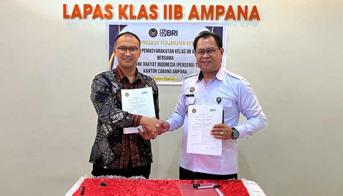 Kepala Lapas Ampana bersama Kepala Kepala PT. BRI Kantor Cabang saat melakukan